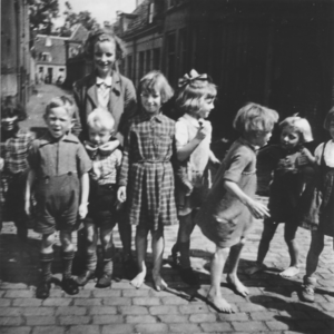 876869 Afbeelding van een groepje kinderen, waarvan enkelen blootsvoets in de Achterstraat in Wijk C te Utrecht, met op ...